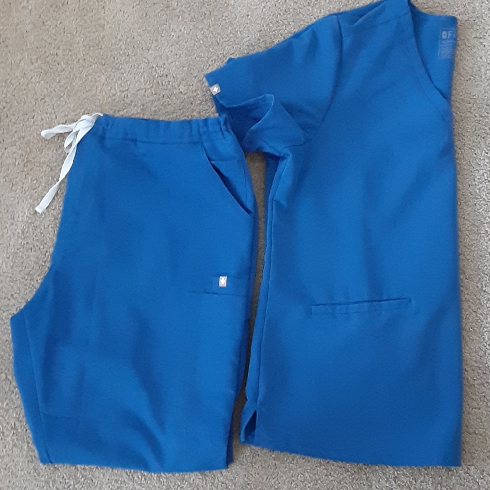 Figs Scrubs Yola pant and 3 pocket top